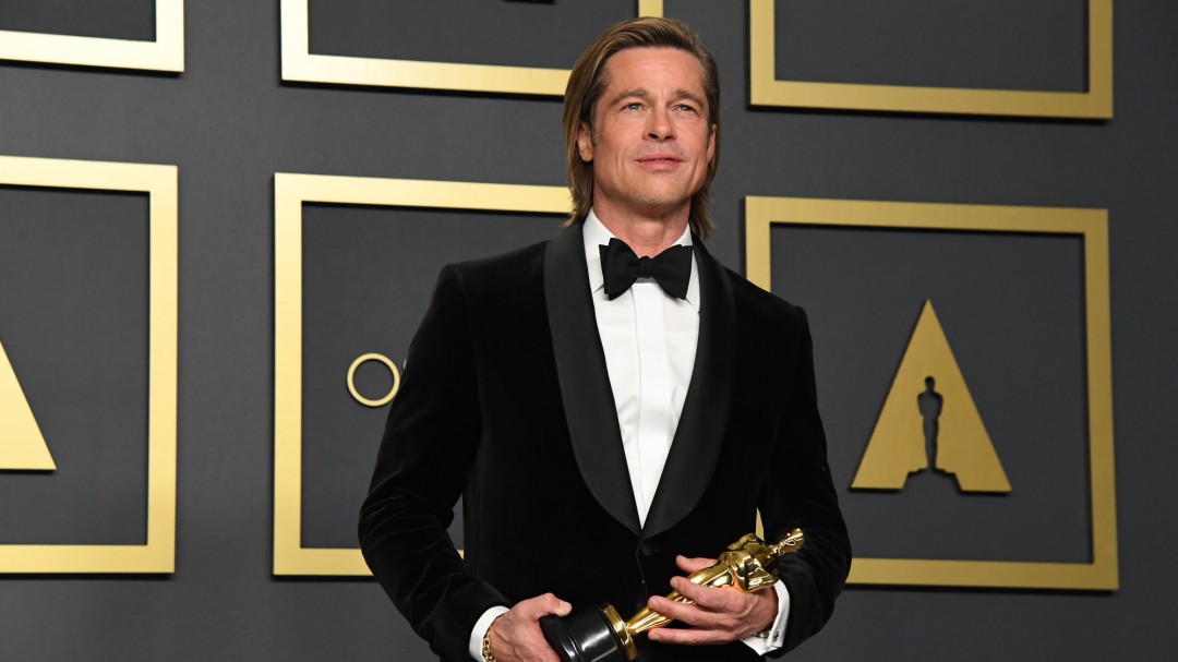 Brad Pitt gana su primer Óscar como actor y lo celebra con una sonada crítica