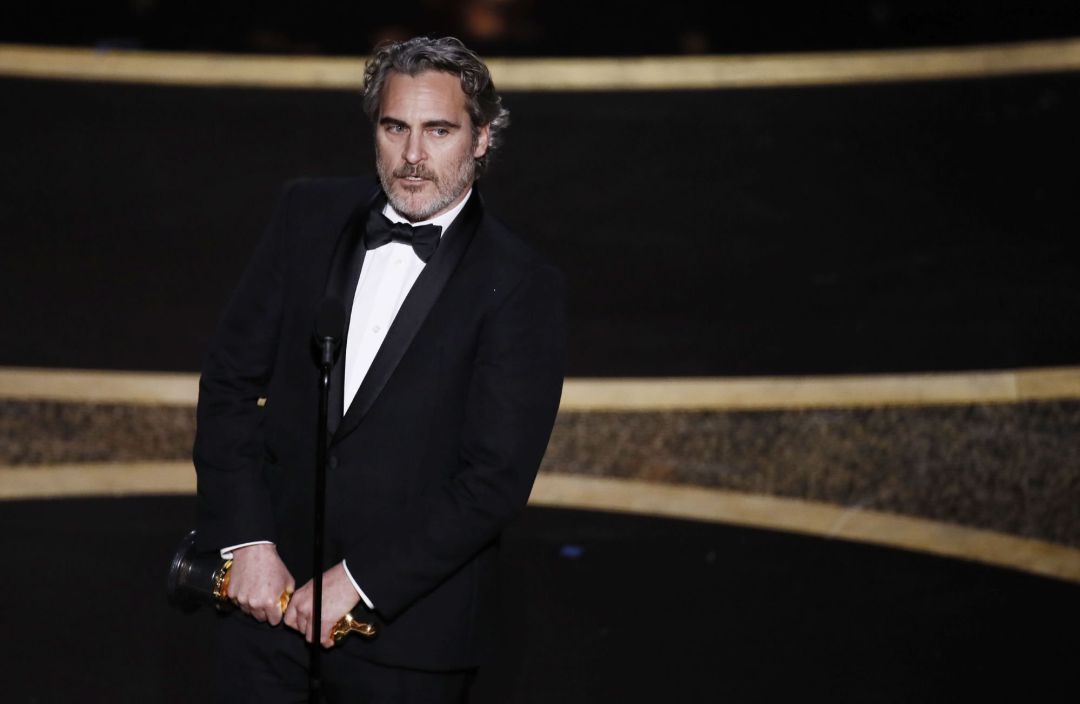 Joaquin Phoenix tras ganar el Óscar a Mejor Actor Joaquin Phoenix tras ganar el Óscar a Mejor Actor