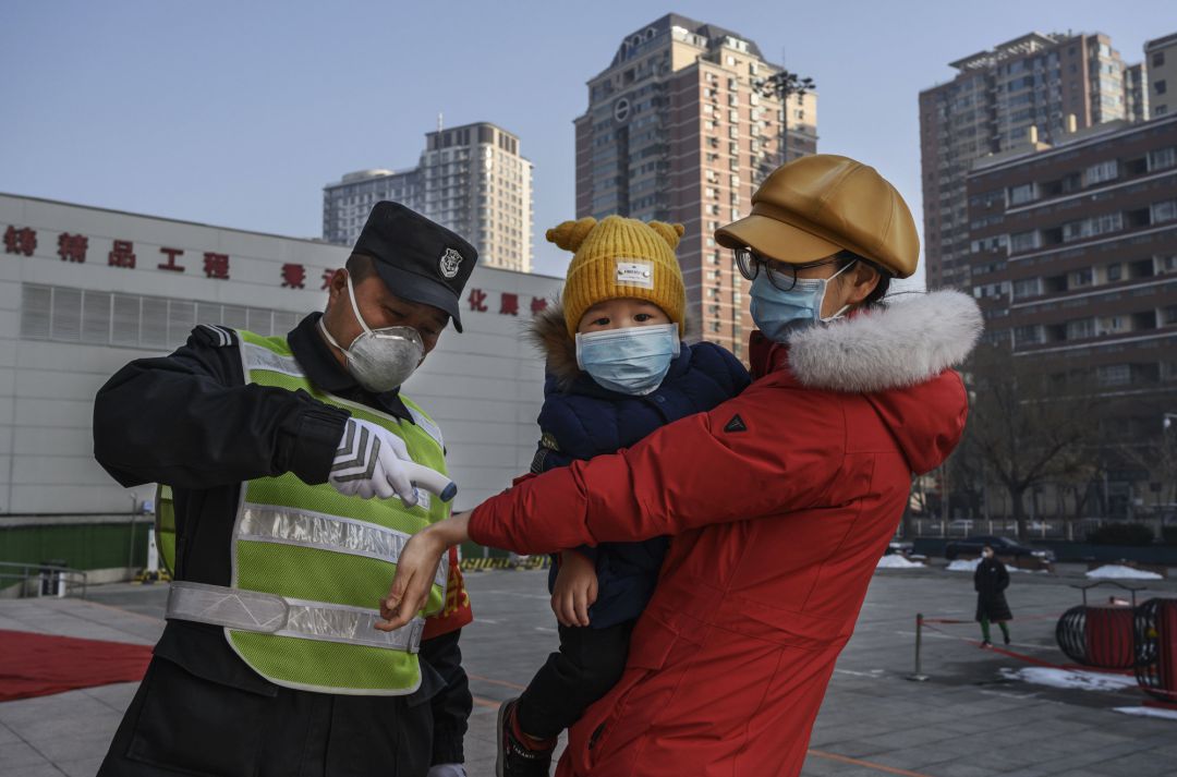 Una mujer con su hijo, durante los controles en Beijing (China). Una mujer con su hijo, durante los controles en Beijing (China).