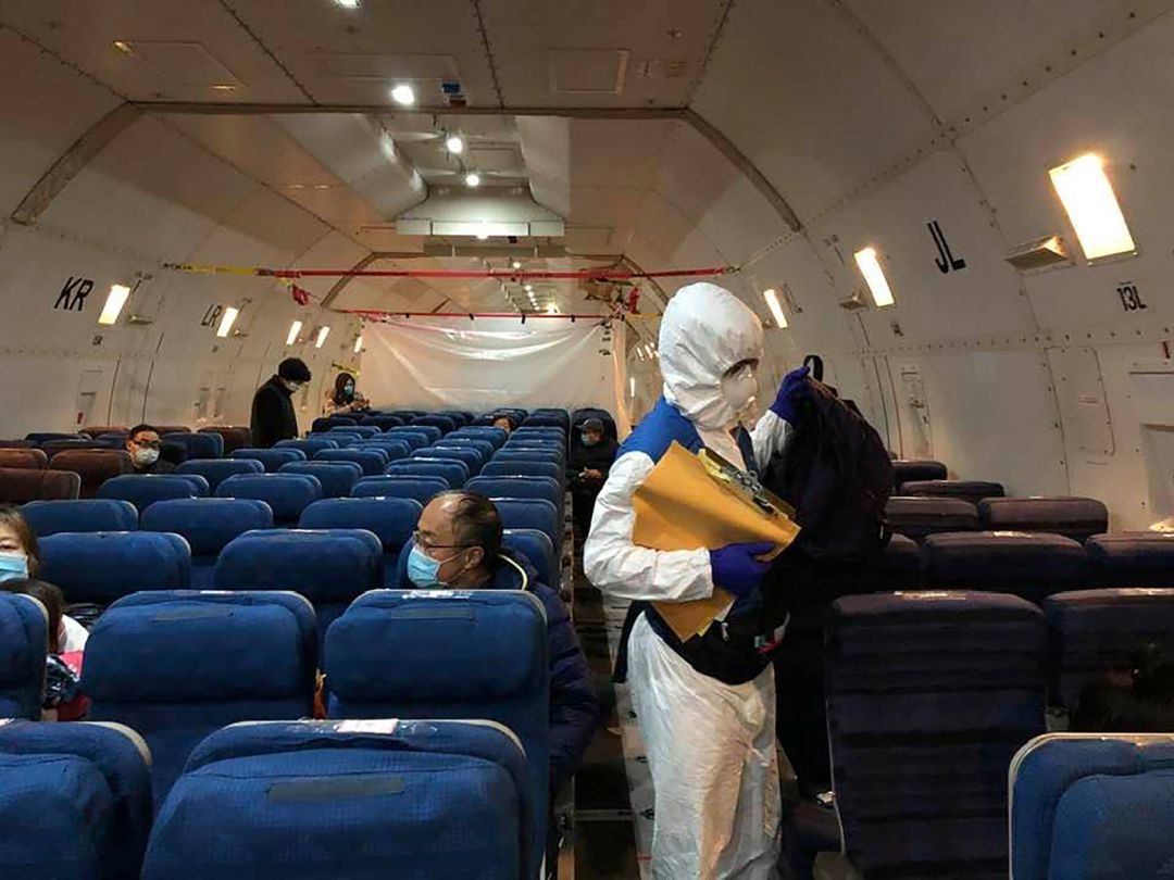 El personal de la embajada de EEUU camina en un avión de carga para evacuar a estadounidenses y canadienses de China El personal de la embajada de EEUU camina en un avión de carga para evacuar a estadounidenses y canadienses de China
