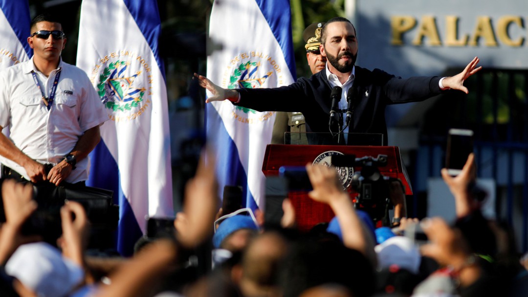 El Congreso de El Salvador suspende un pleno tras la entrada de militares