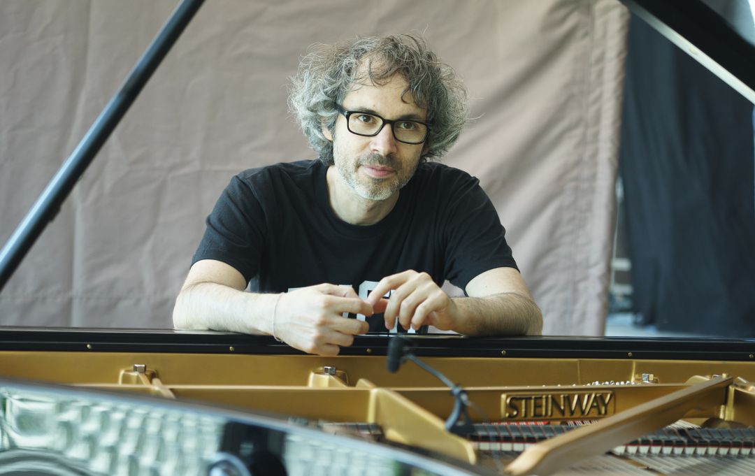 El pianista James Rhodes en junio, antes de su concierto en el festival 'Noches del botánico' en Madrid. El pianista James Rhodes en junio, antes de su concierto en el festival 'Noches del botánico' en Madrid.
