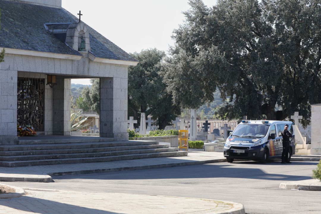 La policía custodia la puerta del cementerio de Mingorrubio-El Pardo donde actualmente está enterrado Francisco Franco La policía custodia la puerta del cementerio de Mingorrubio-El Pardo donde actualmente está enterrado Francisco Franco