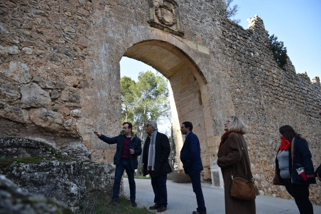 Álvaro Martínez Chana visita Alarcón junto a la alcaldesa y el diputado de Cultura Miguel Ángel Valero. Álvaro Martínez Chana visita Alarcón junto a la alcaldesa y el diputado de Cultura Miguel Ángel Valero.