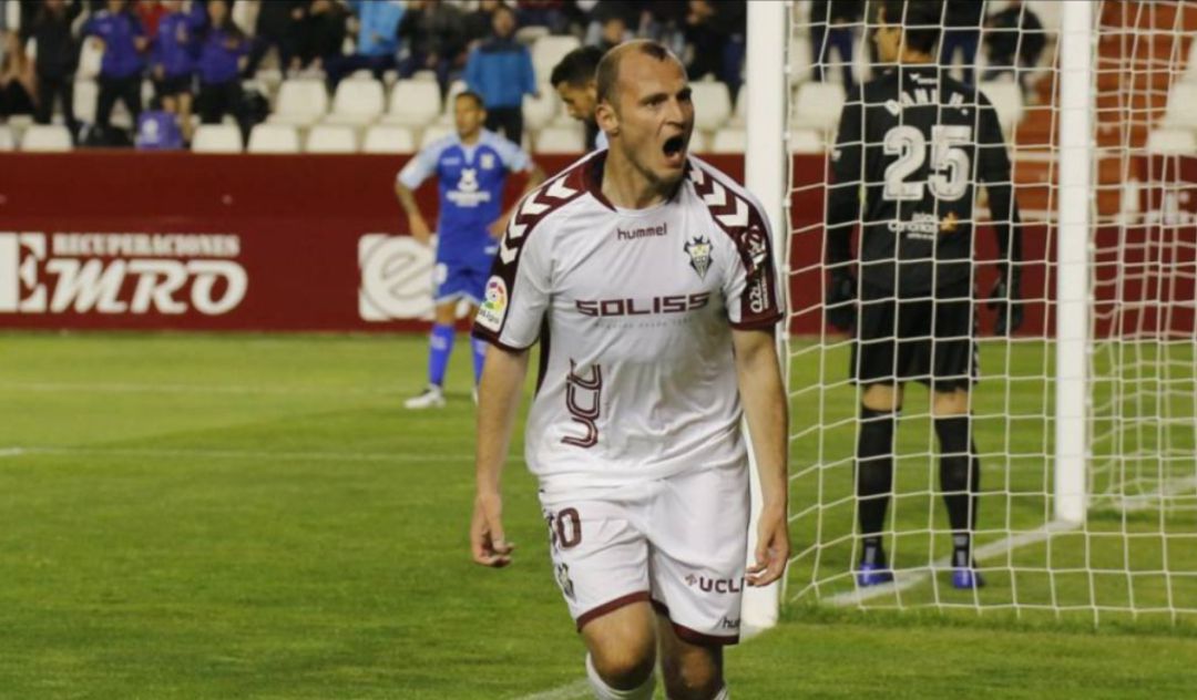 Zozulia celebra un gol con el Albacete Zozulia celebra un gol con el Albacete