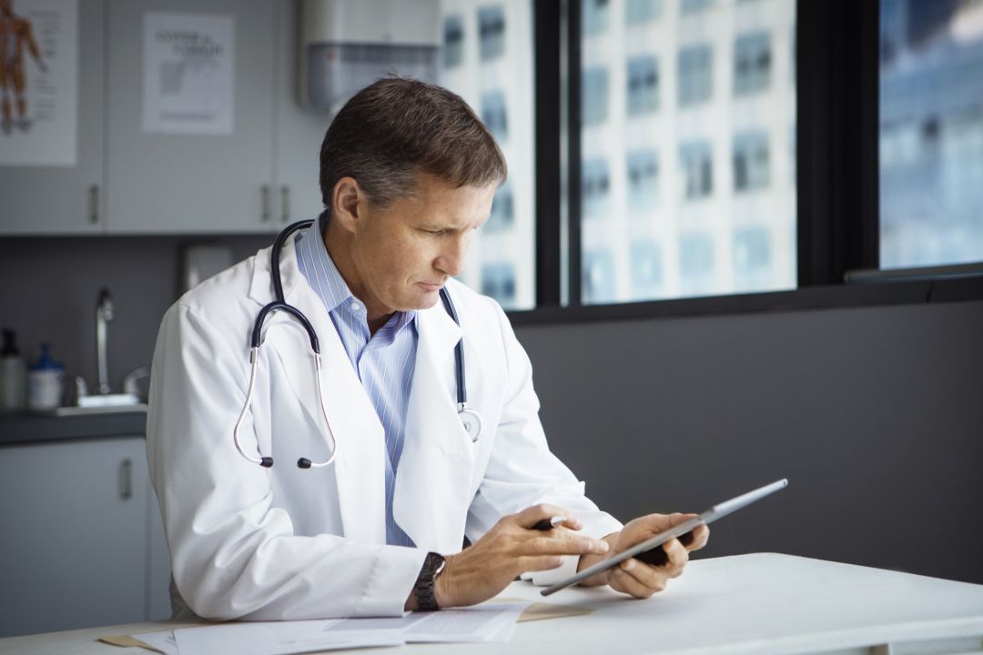 Un médico atiende a un paciente durante una consulta virtual Un médico atiende a un paciente durante una consulta virtual