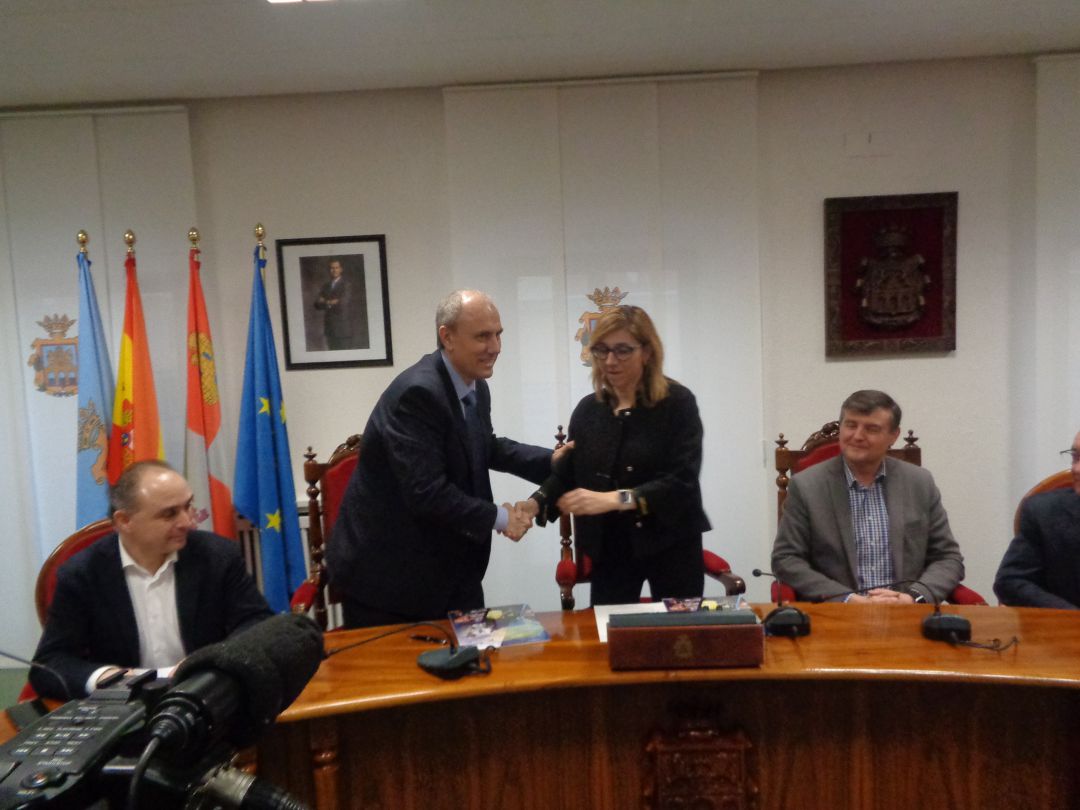 Raquel González y César Moñux se dan la mano tras la firma del convenio Raquel González y César Moñux se dan la mano tras la firma del convenio