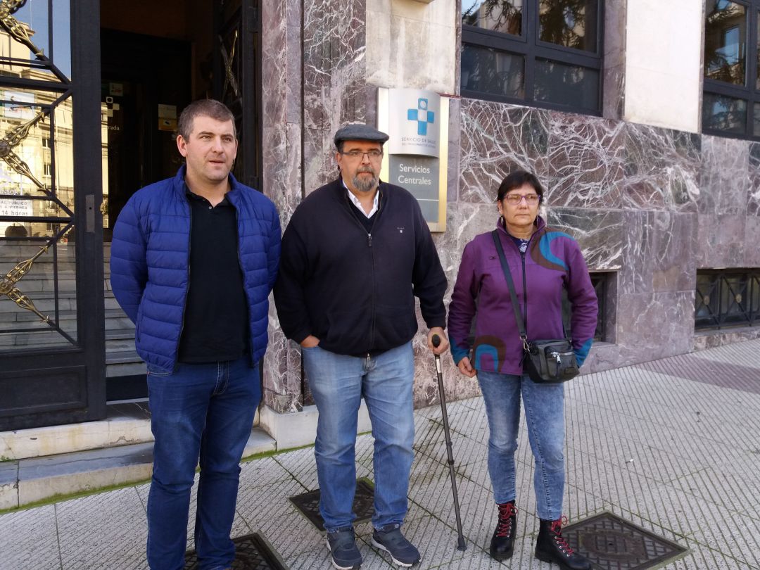 El portavoz de la plataforma por la sanidad en el suroccidente, en el centro de la imagen, junto a dos integrantes de la misma poco antes de reunirse con la directora del SESPA El portavoz de la plataforma por la sanidad en el suroccidente, en el centro de la imagen, junto a dos integrantes de la misma poco antes de reunirse con la directora del SESPA