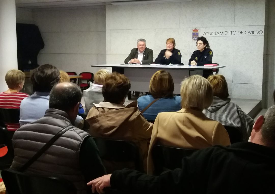Los vecinos de Ciudad Naranco se sienten inseguros y quieren más presencia policial en su barrio Los vecinos de Ciudad Naranco se sienten inseguros y quieren más presencia policial en su barrio