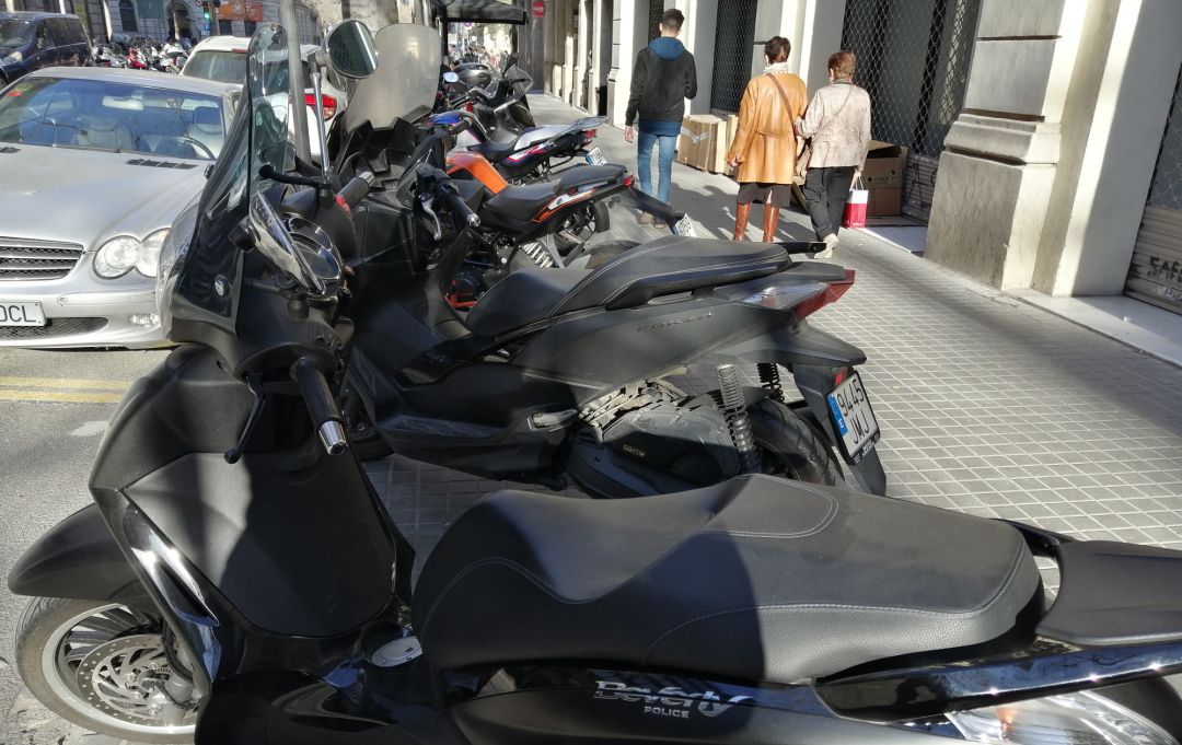 Grup de motos aparcades a la vorera del carrer de Casp, al centre de Barcelona Grup de motos aparcades a la vorera del carrer de Casp, al centre de Barcelona