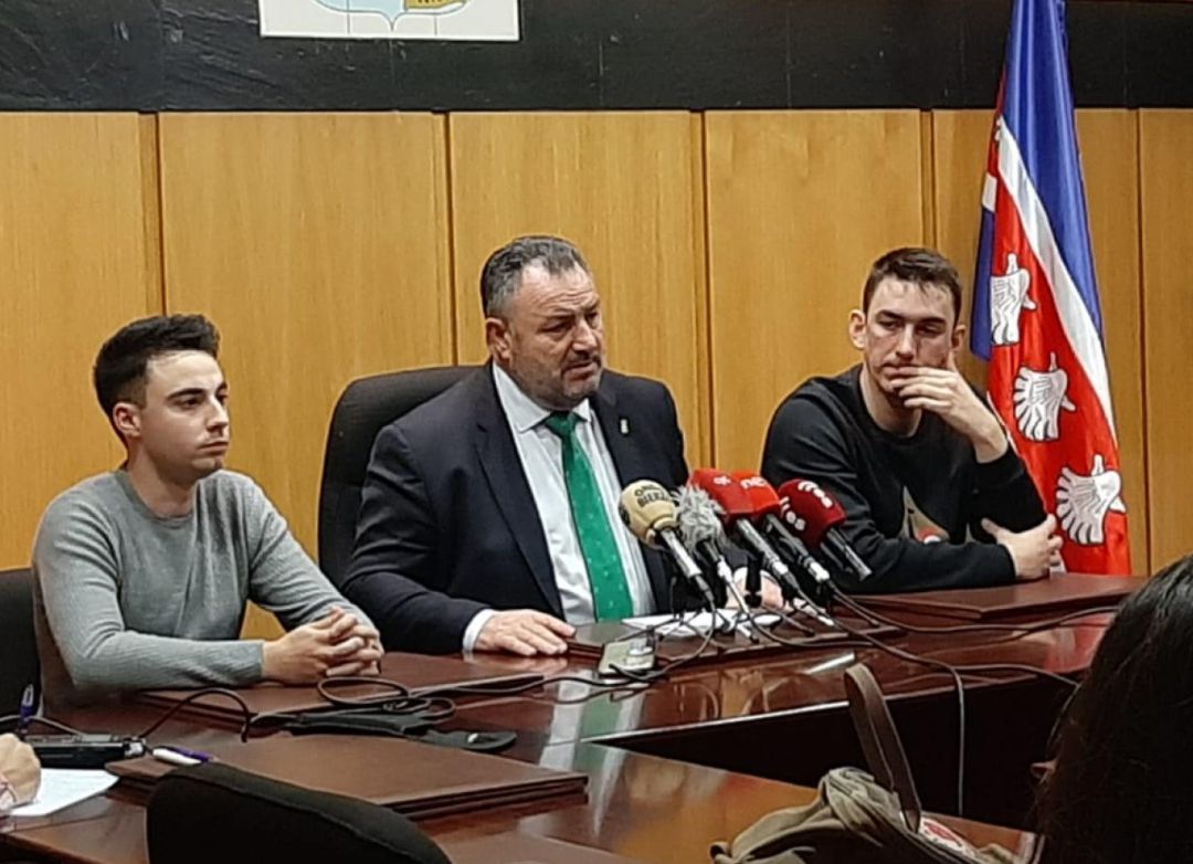 El alcalde de Camponaraya en el salón de plenos junto al piloto homenajeado El alcalde de Camponaraya en el salón de plenos junto al piloto homenajeado