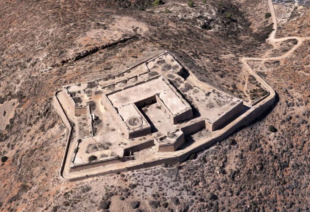 El castillo de la Atalaya, utilizado como campo de concentración para presos de la Marina Republicana durante los primeros años del régimen de Franco El castillo de la Atalaya, utilizado como campo de concentración para presos de la Marina Republicana durante los primeros años del régimen de Franco