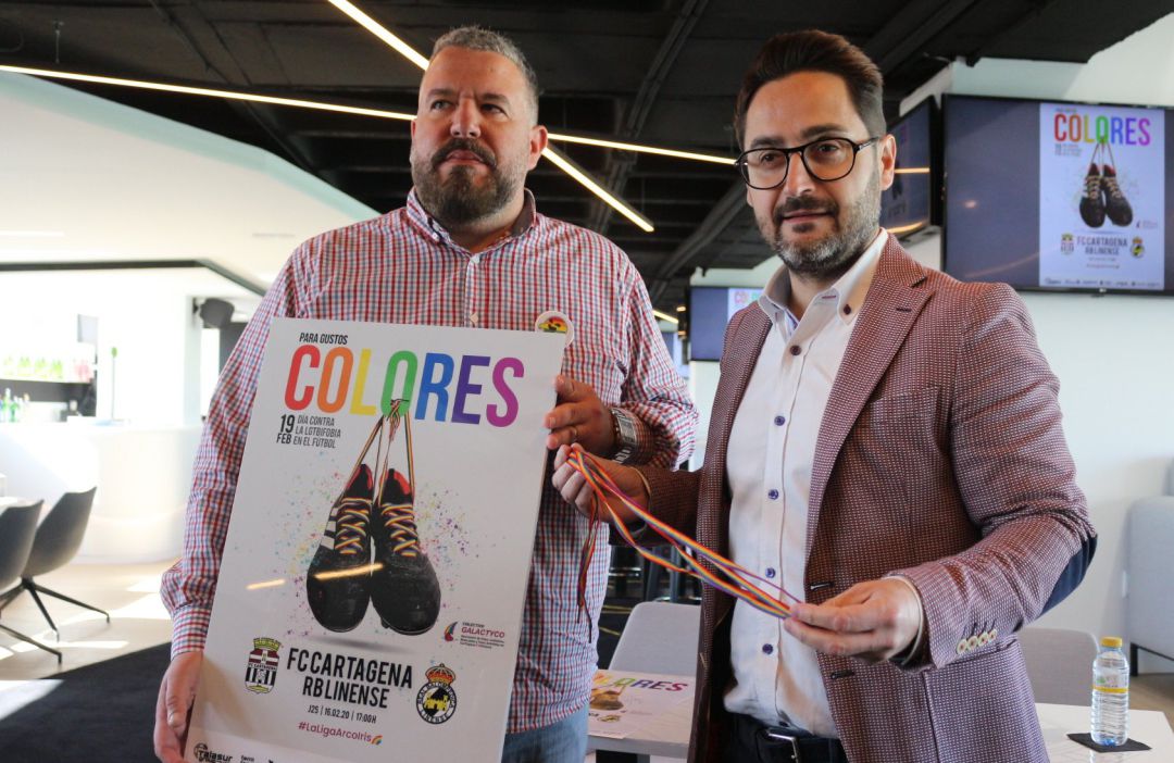 El presidente del FC Cartagena, Paco Belmonte, sujeta los cordones arcoíris junto al vocal del Colectivo Galactyco, José María García El presidente del FC Cartagena, Paco Belmonte, sujeta los cordones arcoíris junto al vocal del Colectivo Galactyco, José María García