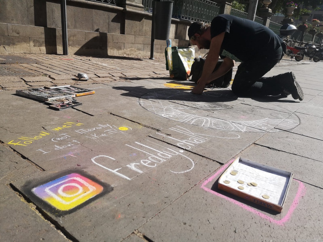 Freddy Chalk elaborando una de sus obras este fin de semana en la Plaza del Príncipe en Santa Cruz de Tenerife Freddy Chalk elaborando una de sus obras este fin de semana en la Plaza del Príncipe en Santa Cruz de Tenerife