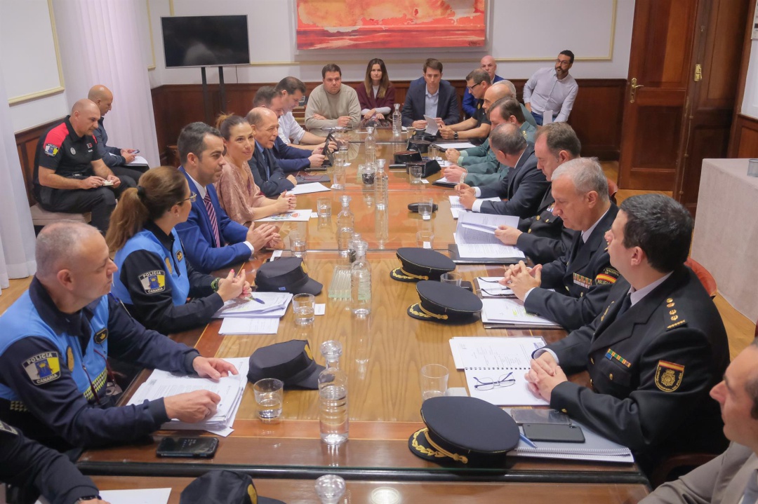 El ayuntamiento de Santa Cruz de Tenerife acogió este lunes la reunión de coordinación del operativo de seguridad del Carnaval de la capital tinerfeña El ayuntamiento de Santa Cruz de Tenerife acogió este lunes la reunión de coordinación del operativo de seguridad del Carnaval de la capital tinerfeña