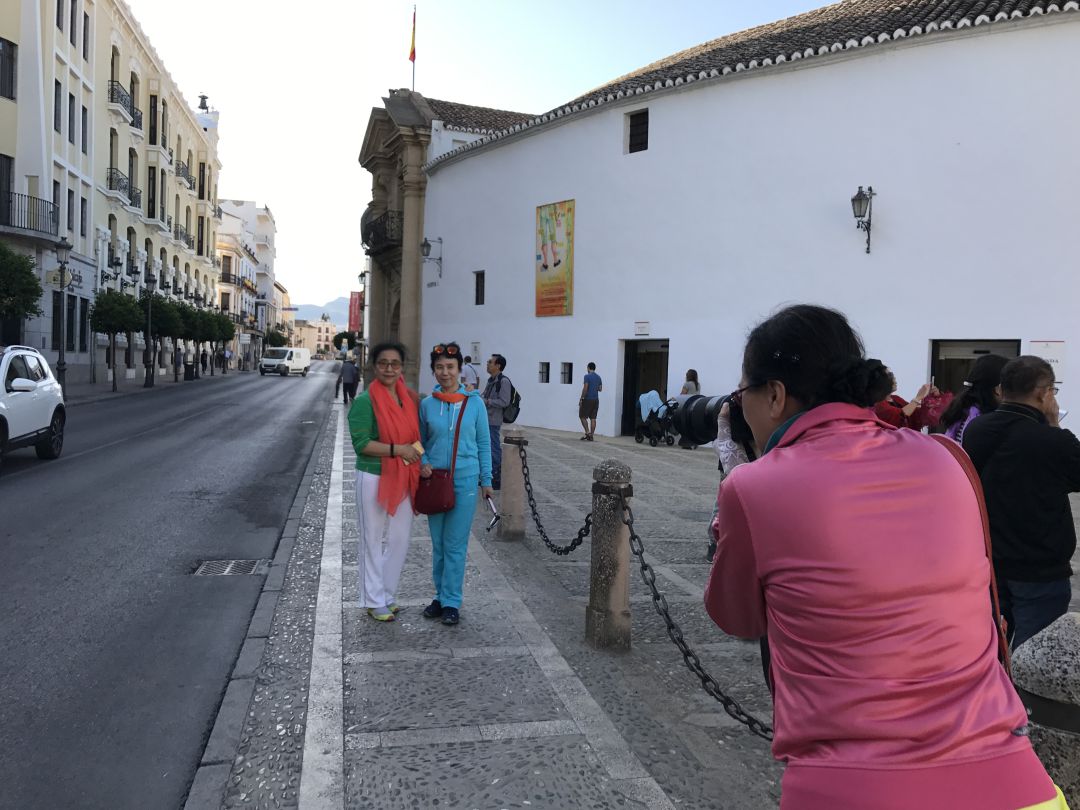 Turistas asiáticos junto a la plaza de toros de Ronda Turistas asiáticos junto a la plaza de toros de Ronda