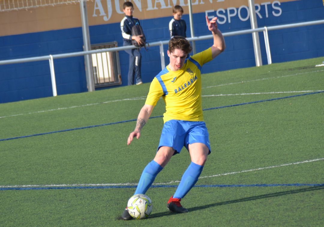 Álvaro La Peña golpeando el balón. Álvaro La Peña golpeando el balón.