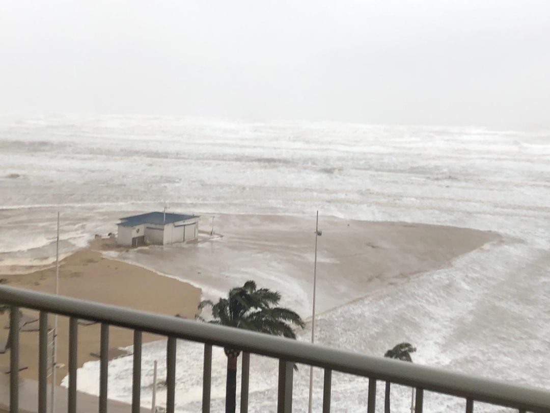 Impresionante imagen de la playa de Gandia durante el temporal Gloria Impresionante imagen de la playa de Gandia durante el temporal Gloria