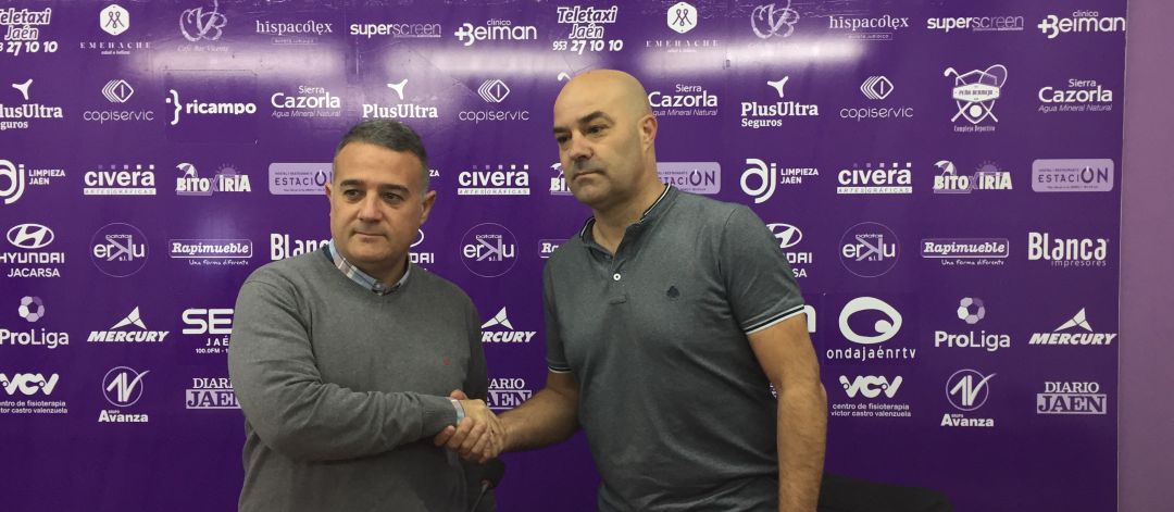 El entrenador del Real Jaén, Jaime Pérez, estrecha la mano del director deportivo, José Antonio Presa 'Puskas'. El entrenador del Real Jaén, Jaime Pérez, estrecha la mano del director deportivo, José Antonio Presa 'Puskas'.