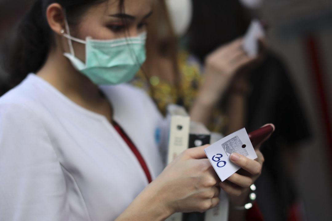 Una mujer con una mascarilla para evitar el contagio del coronavirus. Una mujer con una mascarilla para evitar el contagio del coronavirus.