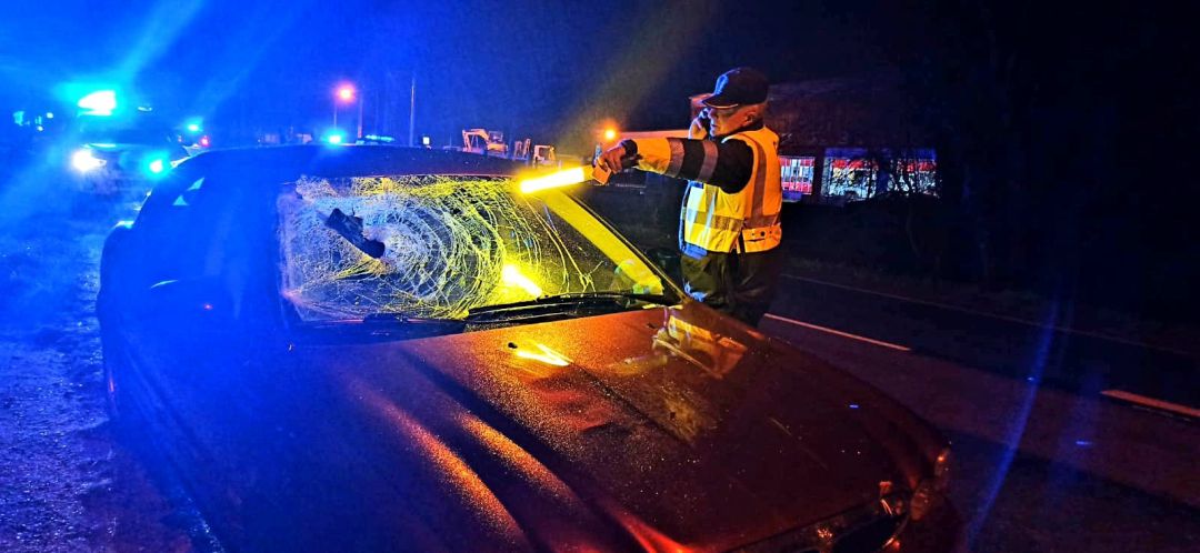 La guardia civil supervisa el parabrisas del vehículo que atropelló al ciclista La guardia civil supervisa el parabrisas del vehículo que atropelló al ciclista