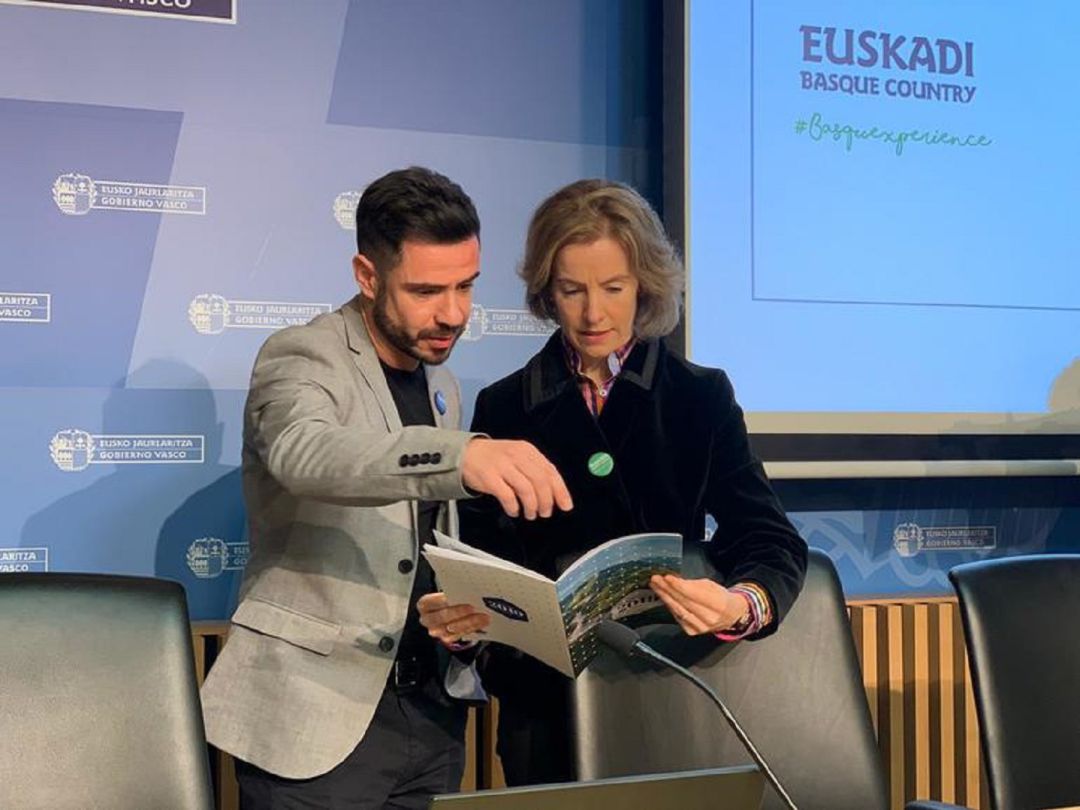 Harkaitz Millán con Sonia Pérez en la última edición de Fitur. Harkaitz Millán con Sonia Pérez en la última edición de Fitur.