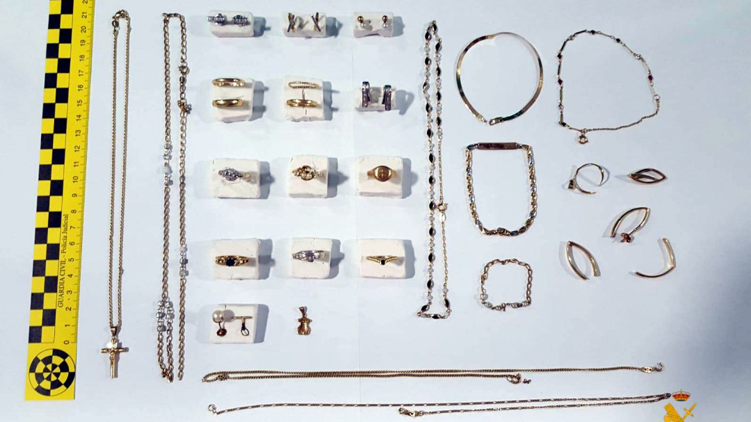 La Guardia Civil entrega 44 joyas robadas a sus dueños