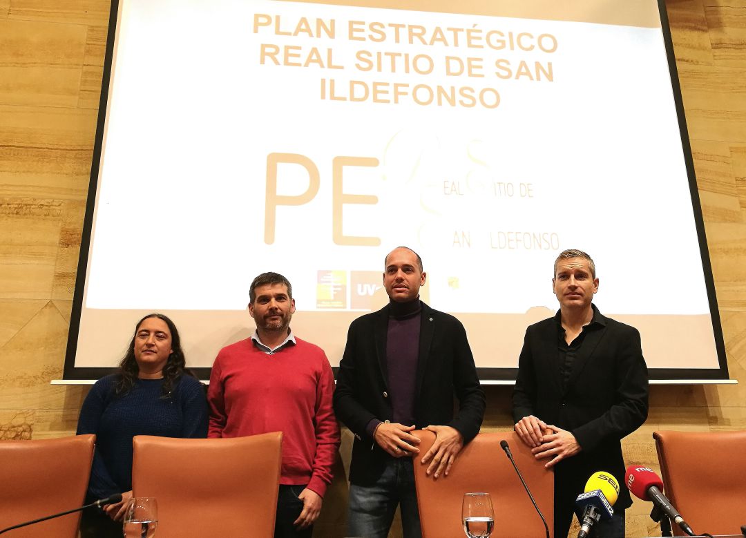 El alcalde de la Granja Samuel Alonso (c) junto al catedrático de geografía Luis Carlos Martínez (d) coordinador de los trabajos del Plan y Daniel Herrera y Cristina Fernández dos de los tres redactores del documento El alcalde de la Granja Samuel Alonso (c) junto al catedrático de geografía Luis Carlos Martínez (d) coordinador de los trabajos del Plan y Daniel Herrera y Cristina Fernández dos de los tres redactores del documento