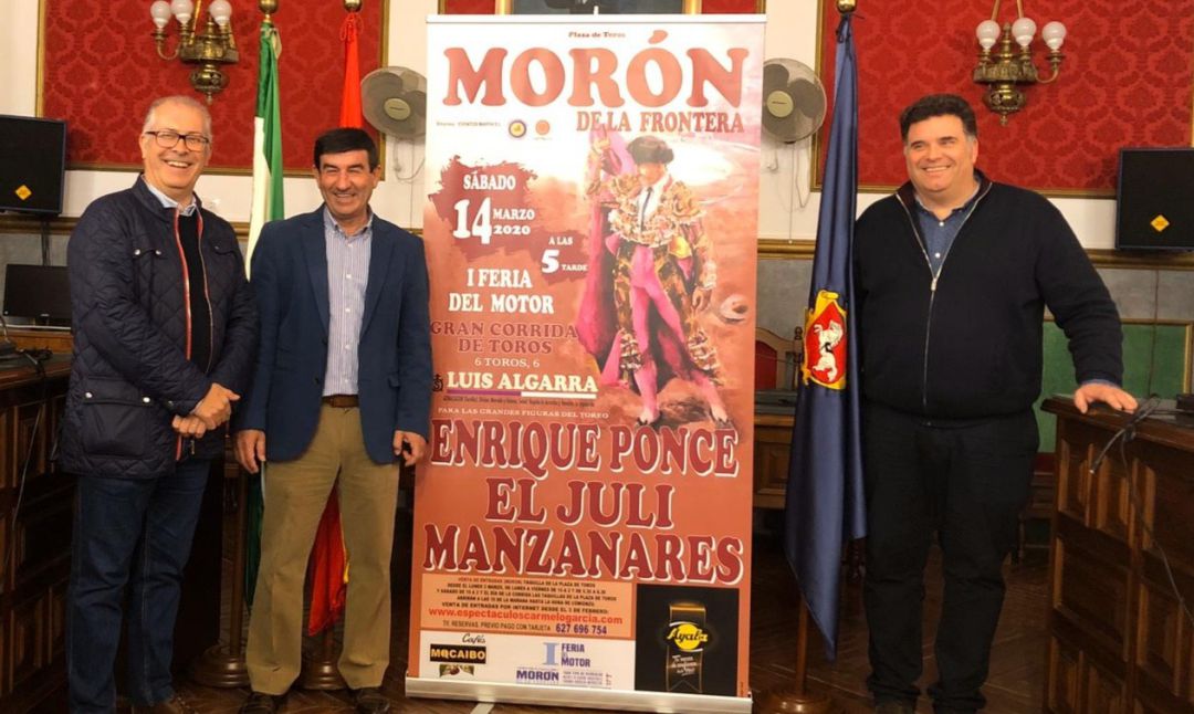 De izquierda a derecha, junto al cartel del festejo, el delegado de Fiestas Mayores en el Ayuntamiento moronense, Manuel Escalante; el empresario taurino Carmelo García y el alcalde de Morón de la Frontera, Juan Manuel Rodríguez De izquierda a derecha, junto al cartel del festejo, el delegado de Fiestas Mayores en el Ayuntamiento moronense, Manuel Escalante; el empresario taurino Carmelo García y el alcalde de Morón de la Frontera, Juan Manuel Rodríguez