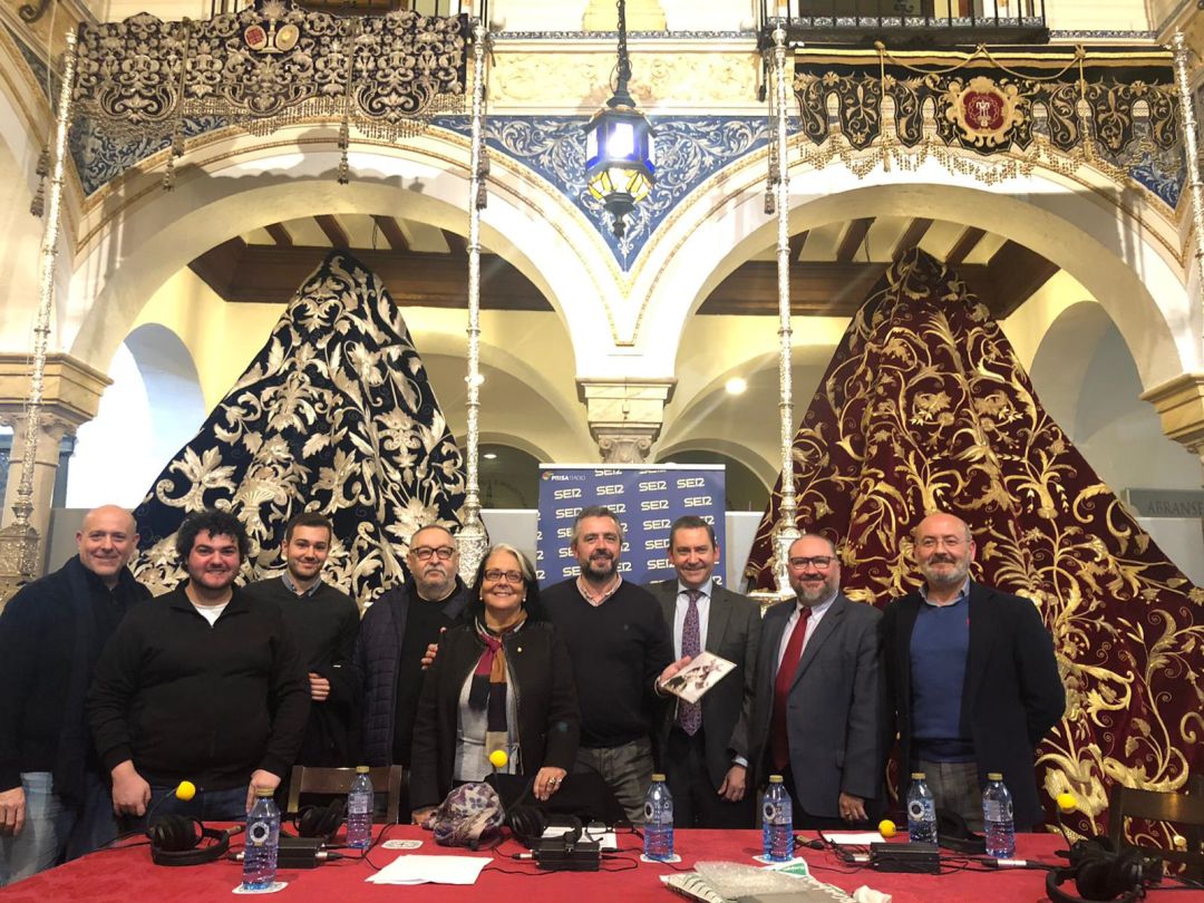 De izquierda a derecha, Luis Chamorro, Jesús García Pereira, Pablo Lastrucci, Bienvenido Puelles, Ángela Balbuena, Paco García, Antonio Martín, Manolo Romero y Pepe Anca De izquierda a derecha, Luis Chamorro, Jesús García Pereira, Pablo Lastrucci, Bienvenido Puelles, Ángela Balbuena, Paco García, Antonio Martín, Manolo Romero y Pepe Anca