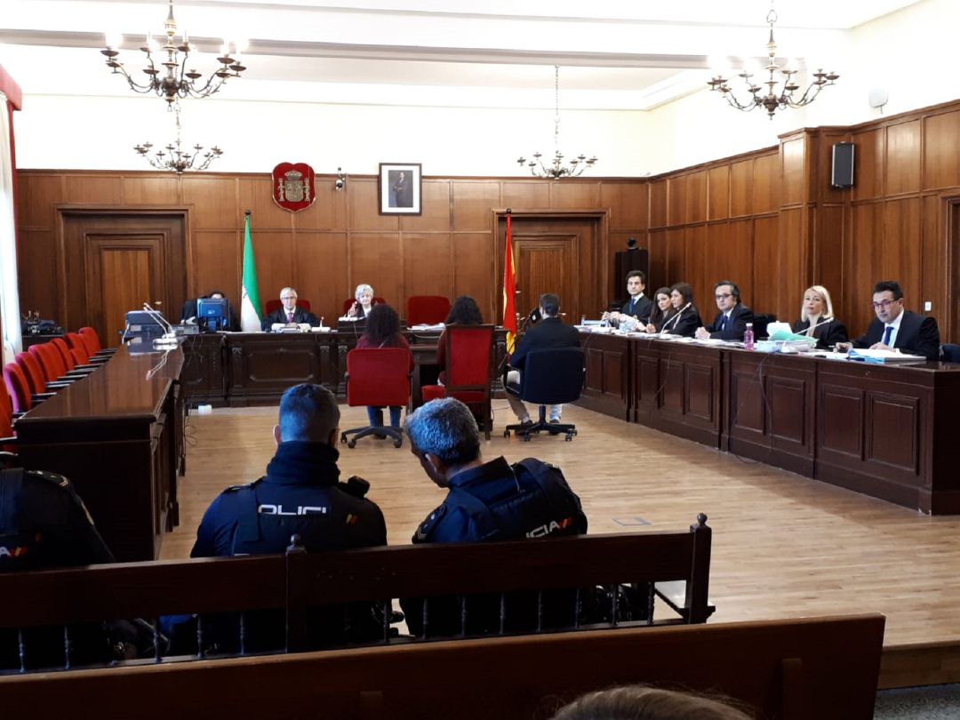 Los tres acusados ante la magistrada que preside el Tribunal del Jurado Los tres acusados ante la magistrada que preside el Tribunal del Jurado