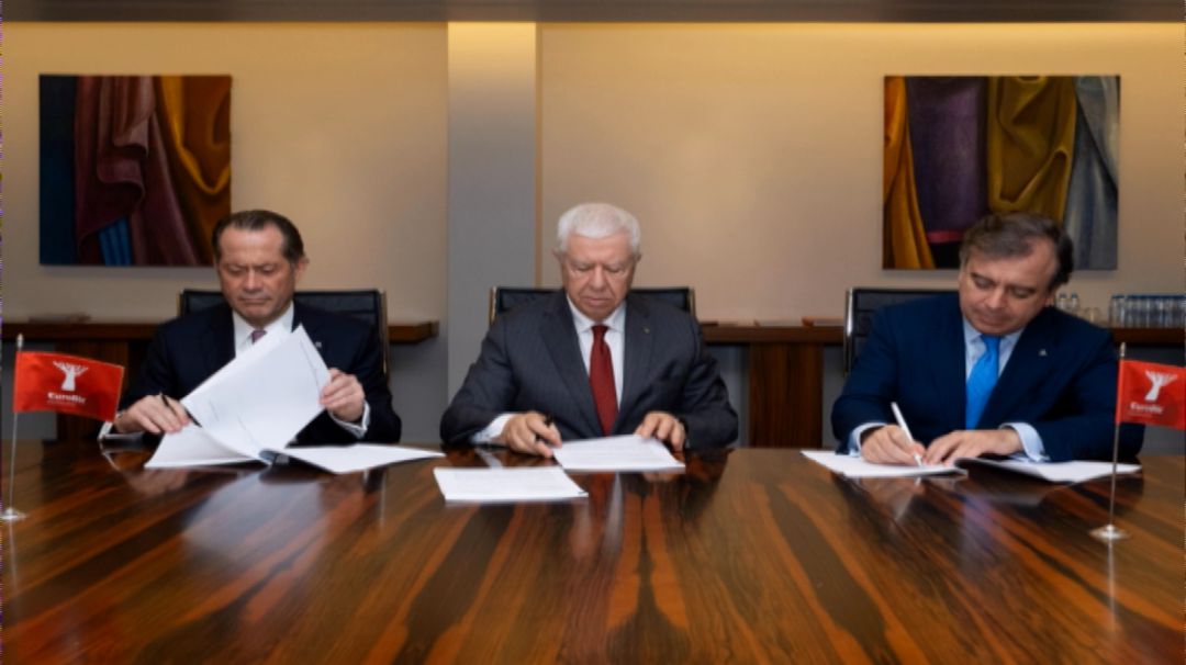 De izquerda a derecha, Juan Carlos Escotet , presidente de Abanca, Fernando Teixeira dos Santos, presidente de EuroBic, y Francisco Botas, consejero delegado de Abanca. De izquerda a derecha, Juan Carlos Escotet , presidente de Abanca, Fernando Teixeira dos Santos, presidente de EuroBic, y Francisco Botas, consejero delegado de Abanca.