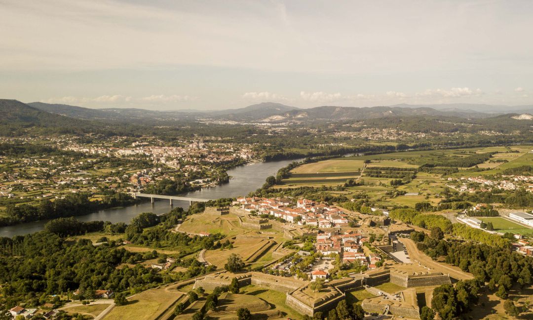 Vista aérea de los municipios de Tui y Valença, separados por el río Miño. Vista aérea de los municipios de Tui y Valença, separados por el río Miño.
