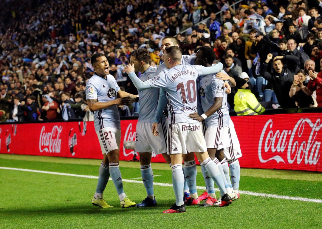 Pione recibe la felicitaciones tras el gol de la victoria contra el Sevilla Pione recibe la felicitaciones tras el gol de la victoria contra el Sevilla
