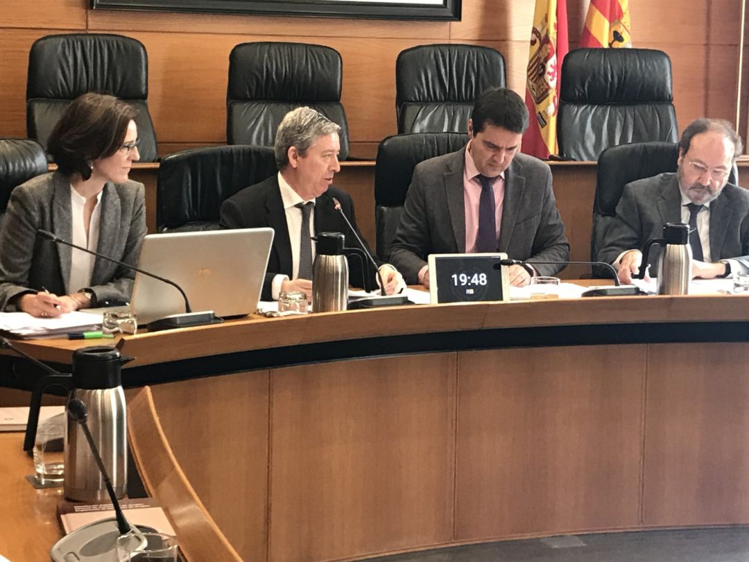 El presidente de la Cámara de Cuentas de Aragón, Alfonso Peña (segundo por la izquierda), durante su comparecencia en las Cortes de Aragón El presidente de la Cámara de Cuentas de Aragón, Alfonso Peña (segundo por la izquierda), durante su comparecencia en las Cortes de Aragón