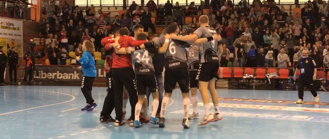 Los jugadores del Liberbank Cuenca celebran el triunfo ante el Holstebro Los jugadores del Liberbank Cuenca celebran el triunfo ante el Holstebro