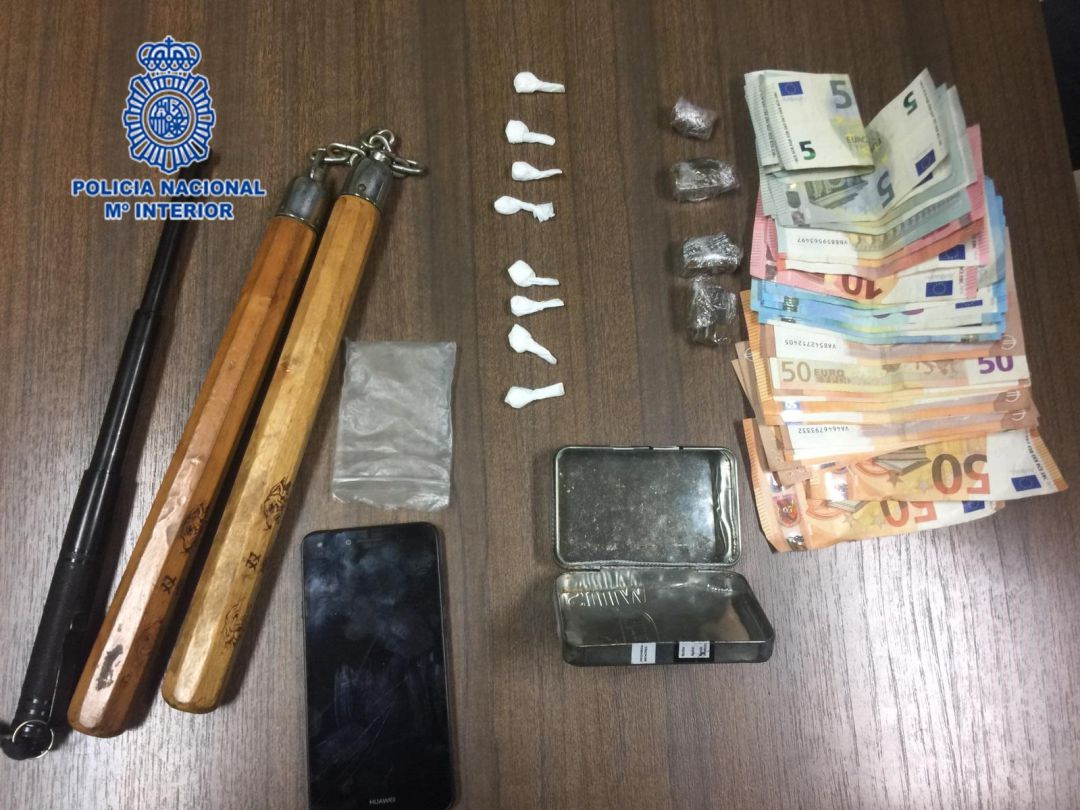 Armas, droga y dinero incautado en la operación. Armas, droga y dinero incautado en la operación.