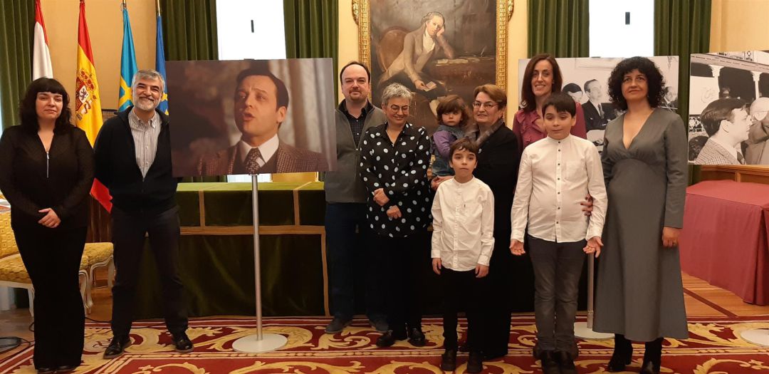 La viuda de Francisco Prendes Quirós, Carmen Veiga, junto al resto de la familia. La viuda de Francisco Prendes Quirós, Carmen Veiga, junto al resto de la familia.
