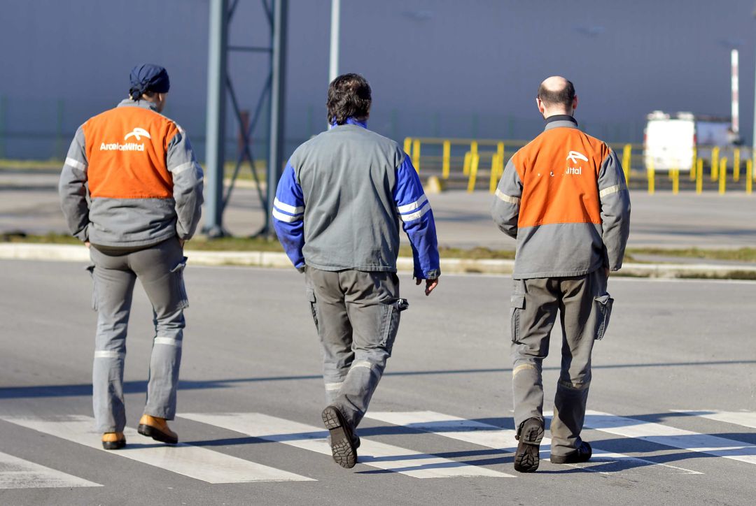 Trabajadores de Arcelor accediendo a una de las plantas de la multinacional. Trabajadores de Arcelor accediendo a una de las plantas de la multinacional.