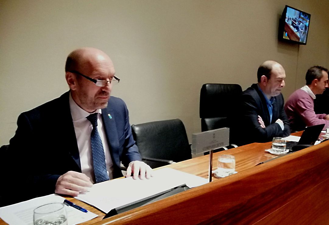 El consejero de Medio Ambiente, Juan Cofiño, durante la comparecencia. El consejero de Medio Ambiente, Juan Cofiño, durante la comparecencia.