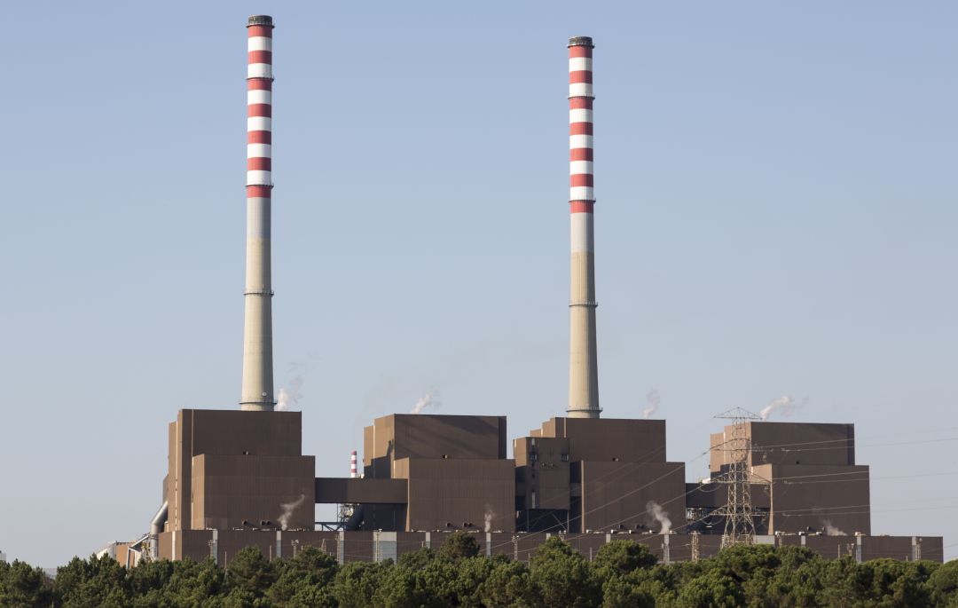 Chimeneas de una factoría industrial. Chimeneas de una factoría industrial.