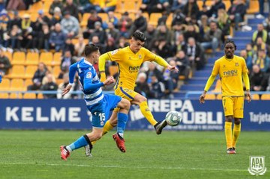 Jugada entre el Alcorcón y Deportivo Jugada entre el Alcorcón y Deportivo