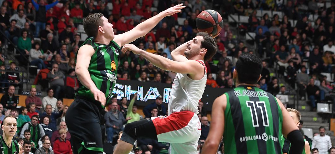 Bellas (d) intenta un lanzamiento ante la oposición de Parra (Joventut) Bellas (d) intenta un lanzamiento ante la oposición de Parra (Joventut)