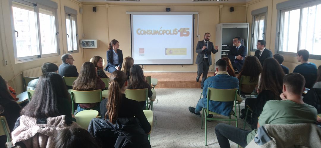 El consejero de Economía madrileño con lo alumnos El consejero de Economía madrileño con lo alumnos