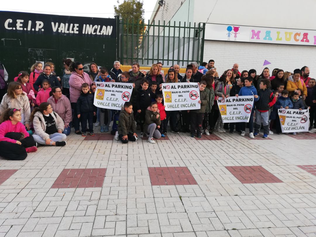 Concentración de madres, padres y alumnado del CEIP Valle Inclán Concentración de madres, padres y alumnado del CEIP Valle Inclán