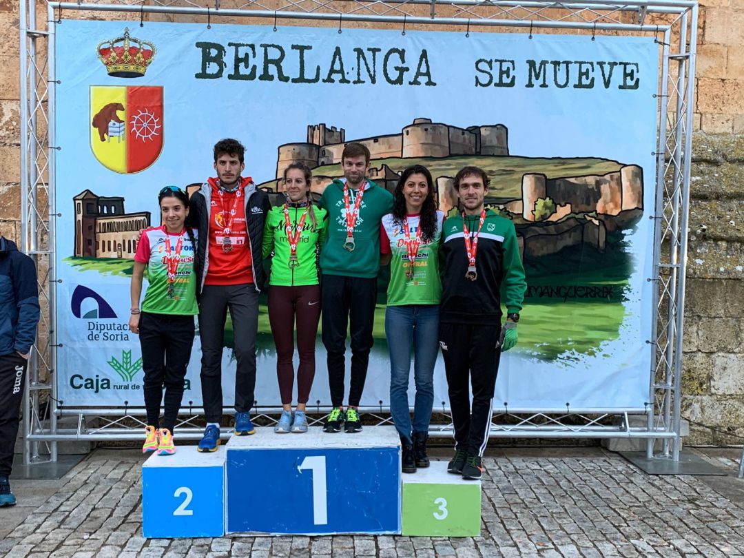 Podio Élite femenino y masculino del Duatlón de Berlanga, con el soriano Nacho Barranco (de rojo) en el tercer puesto. Podio Élite femenino y masculino del Duatlón de Berlanga, con el soriano Nacho Barranco (de rojo) en el tercer puesto.