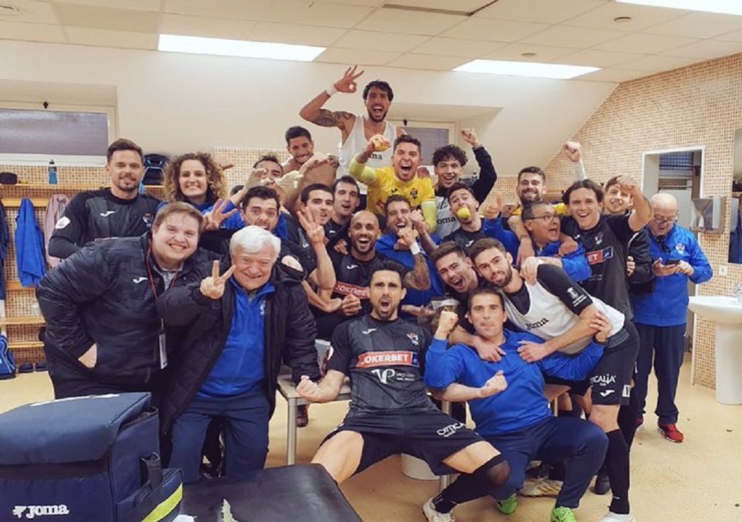 Los jugadores del Talavera celebran su triunfo en Murcia Los jugadores del Talavera celebran su triunfo en Murcia