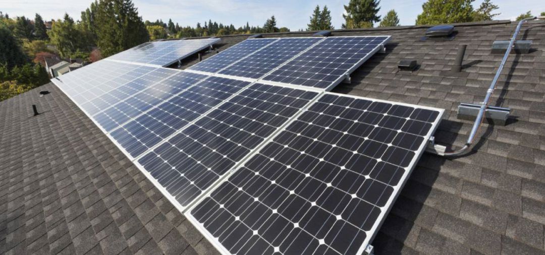 Placas solares sobre un tejado Placas solares sobre un tejado