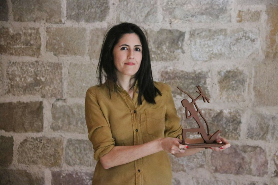 Pla mitjà de l'escriptora Raquel Taranilla con el galardón que la acredita como ganadora del 62º Premio Biblioteca Breve por 'Noche y océano' Pla mitjà de l'escriptora Raquel Taranilla con el galardón que la acredita como ganadora del 62º Premio Biblioteca Breve por 'Noche y océano'