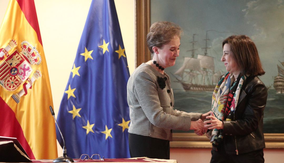 La secretaria de Estado y directora del Centro Nacional de Inteligencia (CNI), Paz Esteban (izq) y la ministra de Defensa, Margarita Robles (dech), se dan la mano en el acto de toma de posesión del cargo La secretaria de Estado y directora del Centro Nacional de Inteligencia (CNI), Paz Esteban (izq) y la ministra de Defensa, Margarita Robles (dech), se dan la mano en el acto de toma de posesión del cargo